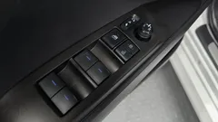 2023 Toyota Camry 2.5 LE Hybrid, белый — фото 19