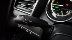 2023 Toyota Camry 2.5 LE Hybrid, белый — фото 20