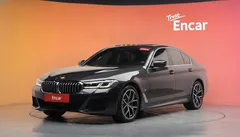 2021 BMW 5-Series 530e M Sport, серый — фото 1
