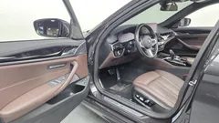2021 BMW 5-Series 530e M Sport, серый — фото 10