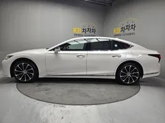 2023 Lexus LS 3.5 Luxury, белый — фото 3