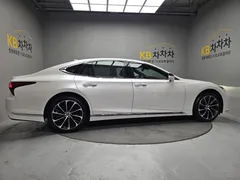 2023 Lexus LS 3.5 Luxury, белый — фото 6