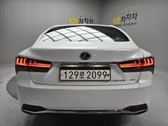 2023 Lexus LS 3.5 Luxury, белый — фото 7