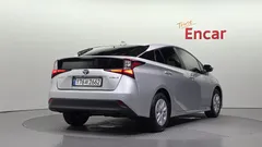 2022 Toyota Prius 1.8, серебристый — фото 2