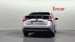 2022 Toyota Prius 1.8, серебристый — фото 4