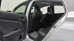 2022 Toyota Prius 1.8, серебристый — фото 18