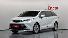 2022 Toyota Sienna 2.5 Hybrid 2WD, белый — фото 1