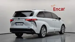 2022 Toyota Sienna 2.5 Hybrid 2WD, белый — фото 2