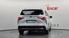 2022 Toyota Sienna 2.5 Hybrid 2WD, белый — фото 4