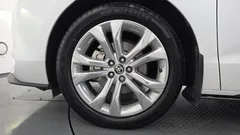 2022 Toyota Sienna 2.5 Hybrid 2WD, белый — фото 5