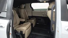 2022 Toyota Sienna 2.5 Hybrid 2WD, белый — фото 11