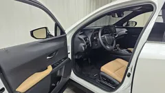 2024 Lexus UX 2.0 2WD, белый — фото 10