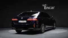 2024 BMW 5-Series 520i M Sport, чёрный — фото 2