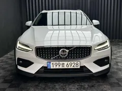 2023 Volvo V60 B5 Ultimate AWD, белый — фото 1