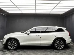 2023 Volvo V60 B5 Ultimate AWD, белый — фото 3