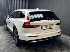 2023 Volvo V60 B5 Ultimate AWD, белый — фото 4