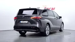 2023 Toyota Sienna 2.5 Hybrid 2WD, серый — фото 2