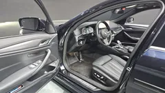 2023 BMW 5-Series 520i M Sport, синий — фото 10