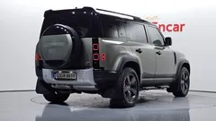 2023 Land Rover Defender 110 D250 SE, зелёный — фото 2