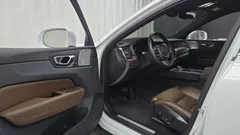 2022 Volvo XC60 B6 Inscirtion, белый — фото 10