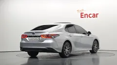 2023 Toyota Camry 2.5 XLE Hybrid, серебристый — фото 2