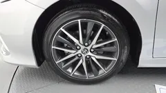 2023 Toyota Camry 2.5 XLE Hybrid, серебристый — фото 5
