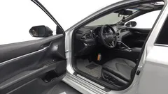 2023 Toyota Camry 2.5 XLE Hybrid, серебристый — фото 10