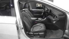 2023 Toyota Camry 2.5 XLE Hybrid, серебристый — фото 11