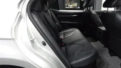 2023 Toyota Camry 2.5 XLE Hybrid, серебристый — фото 12