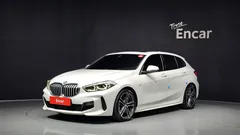 2022 BMW 1-Series 120i M Sports, белый — фото 1