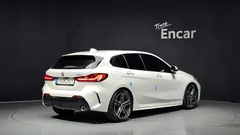 2022 BMW 1-Series 120i M Sports, белый — фото 2