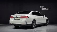 2024 BMW 5-Series 530i xDrive, белый — фото 2