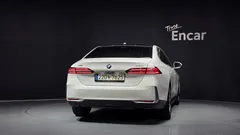 2024 BMW 5-Series 530i xDrive, белый — фото 4