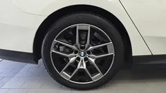 2024 BMW 5-Series 530i xDrive, белый — фото 5