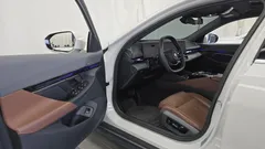 2024 BMW 5-Series 530i xDrive, белый — фото 10