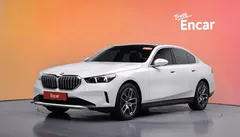 2024 BMW 5-Series 520i, белый — фото 1