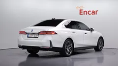 2024 BMW 5-Series 520i, белый — фото 2