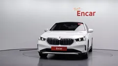 2024 BMW 5-Series 520i, белый — фото 3