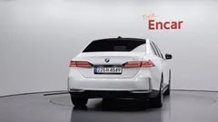 2024 BMW 5-Series 520i, белый — фото 4