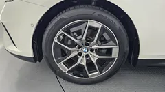 2024 BMW 5-Series 520i, белый — фото 5