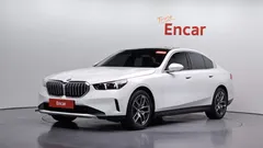 2024 BMW 5-Series 520i, белый — фото 12
