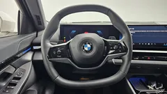2024 BMW 5-Series 520i, белый — фото 18