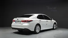 2022 Toyota Camry 2.5 LE Hybrid, белый — фото 2