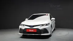 2022 Toyota Camry 2.5 LE Hybrid, белый — фото 3