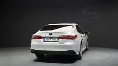 2022 Toyota Camry 2.5 LE Hybrid, белый — фото 4
