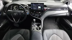 2022 Toyota Camry 2.5 LE Hybrid, белый — фото 7