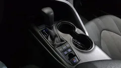 2022 Toyota Camry 2.5 LE Hybrid, белый — фото 9