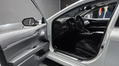 2022 Toyota Camry 2.5 LE Hybrid, белый — фото 10