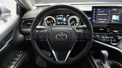 2022 Toyota Camry 2.5 LE Hybrid, белый — фото 17