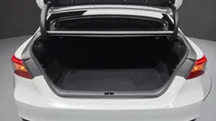 2022 Toyota Camry 2.5 LE Hybrid, белый — фото 19